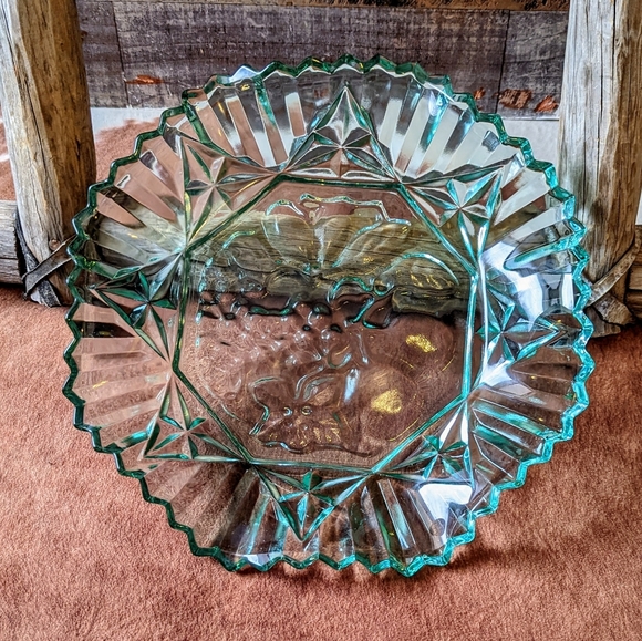Vintage Collectible Green Glass Scalloped Edge Fruit Bowl - Picture 1 of 15